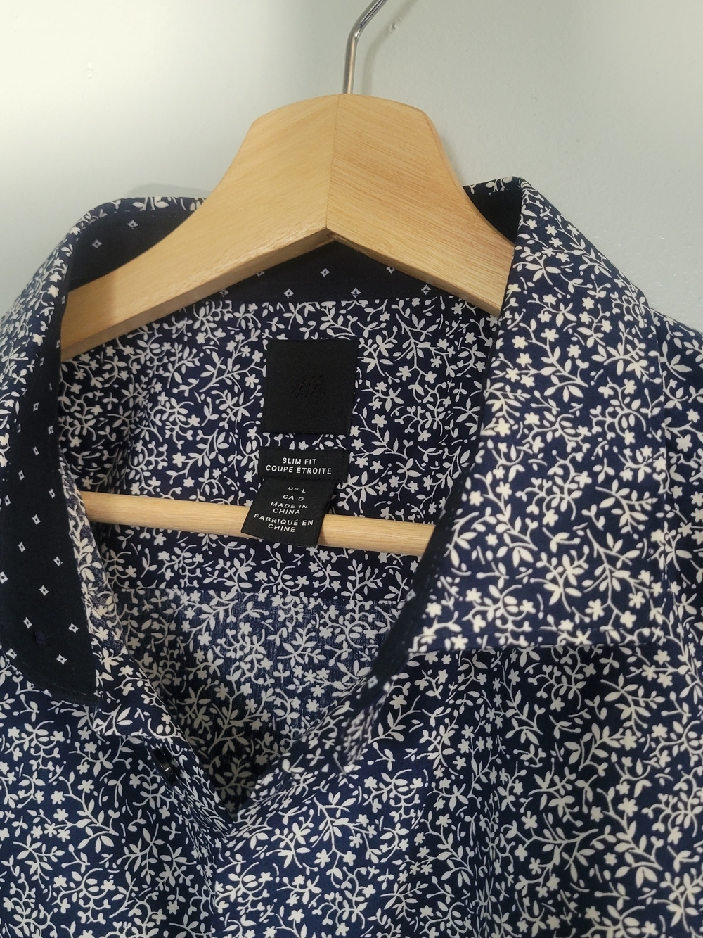 EUC H&M Men's Slim Fit Navy Floral Button-Up Shirt Sz L 100% Cotton - Picture 6 of 13